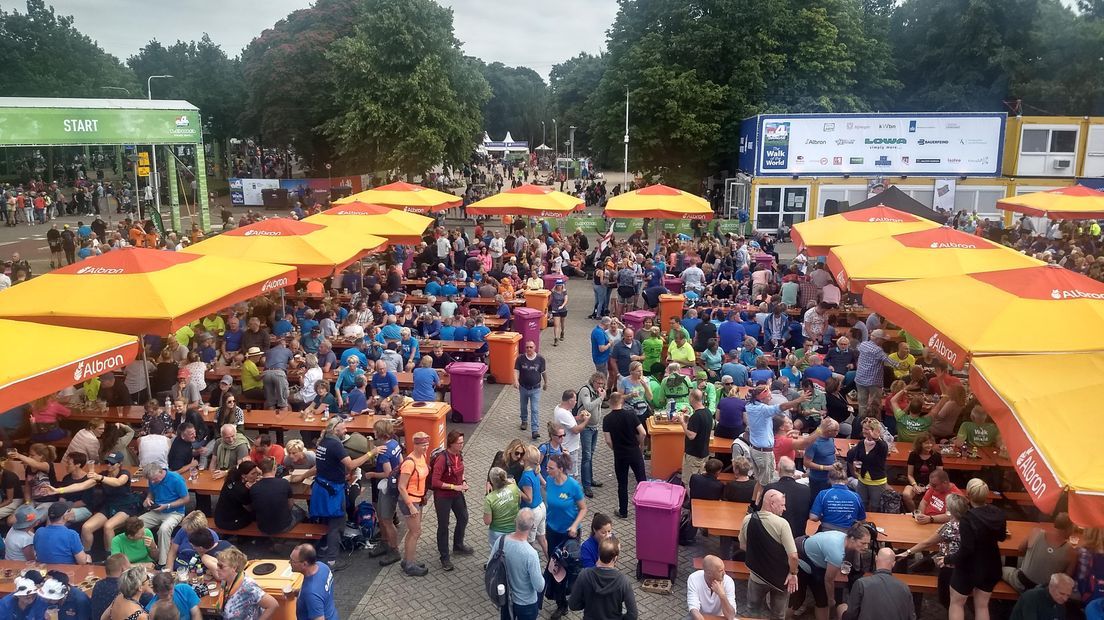 De wandelaars zijn vandaag in alle vroegte begonnen aan de 103e editie van de Vierdaagse van Nijmegen. Het is de eerste dag van de Vierdaagse, oftewel de Dag van Elst. Lees er alles over in ons liveblog en kijk naar onze livestream!