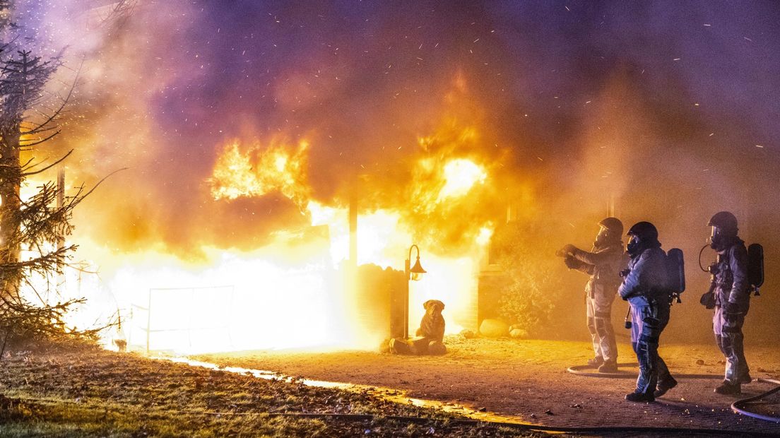 De brandweer probeerde het vuur te bestrijden