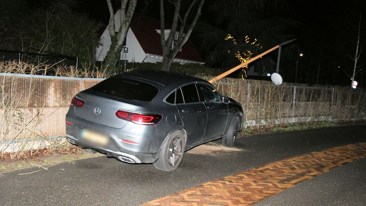 74-jarige bestuurster krijgt rijverbod van vier uur na botsing tegen lantaarnpaal