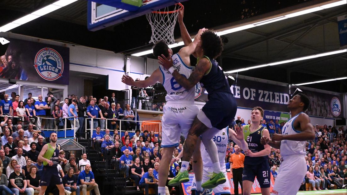 Spelers van Leiden en Donar bij de basket