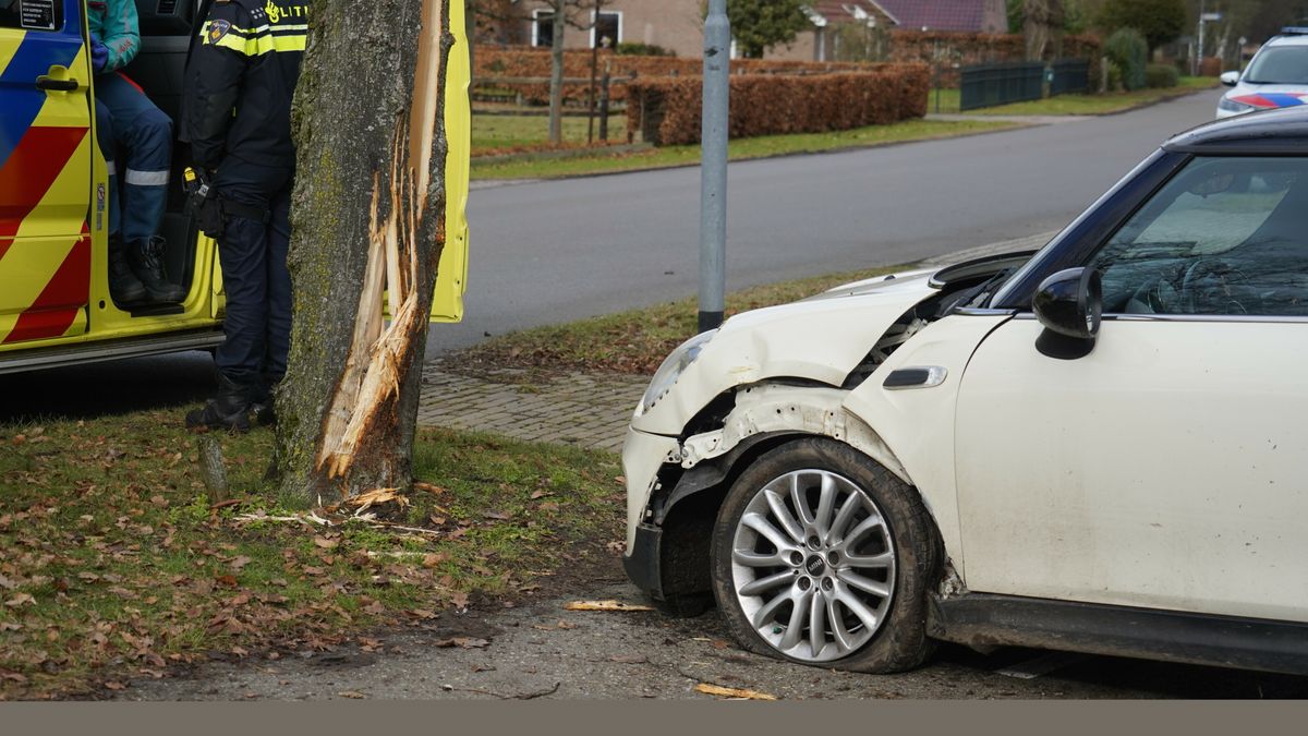 Auto eindigt tegen boom in Drouwen, bestuurder naar ziekenhuis