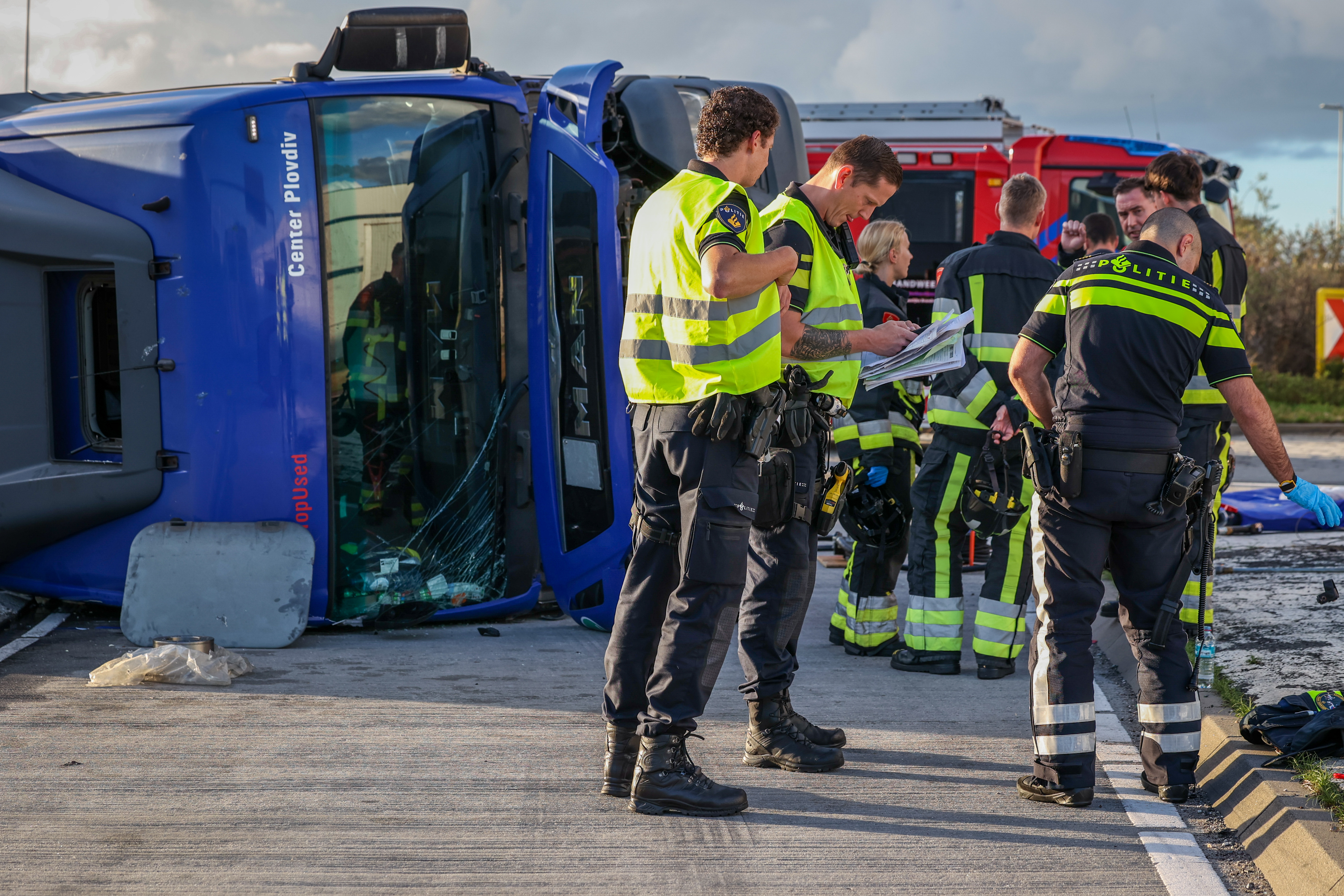 Een vrachtwagen is zaterdagavond op de Maasvlakte op zijn kant terechtgekomen.