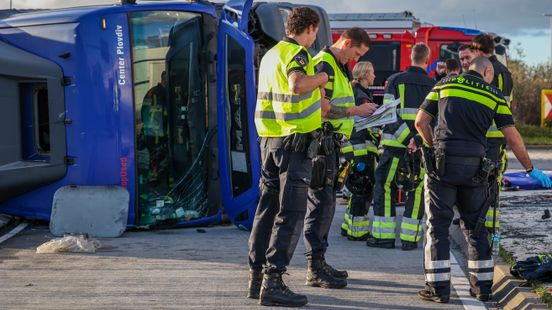 Vrachtwagen kantelt op rotonde Maasvlakte, chauffeur gewond