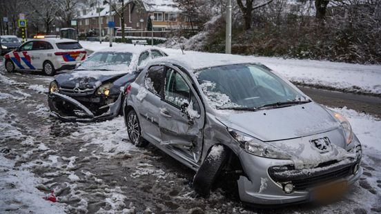 Drie auto's beschadigd bij botsing