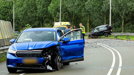 Ravage na botsing in Amersfoort, stukken bumper bezaaid over weg. Ravage na botsing in Amersfoort, stukken bumper bezaaid over weg.