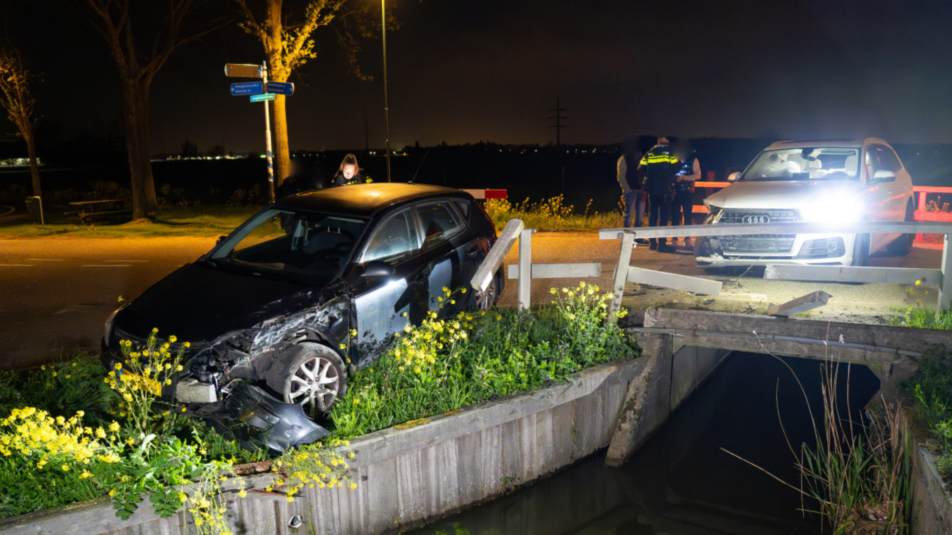 Op de Hoogbloklandseweg in Hoogblokland zijn twee auto's tegen elkaar geknald.