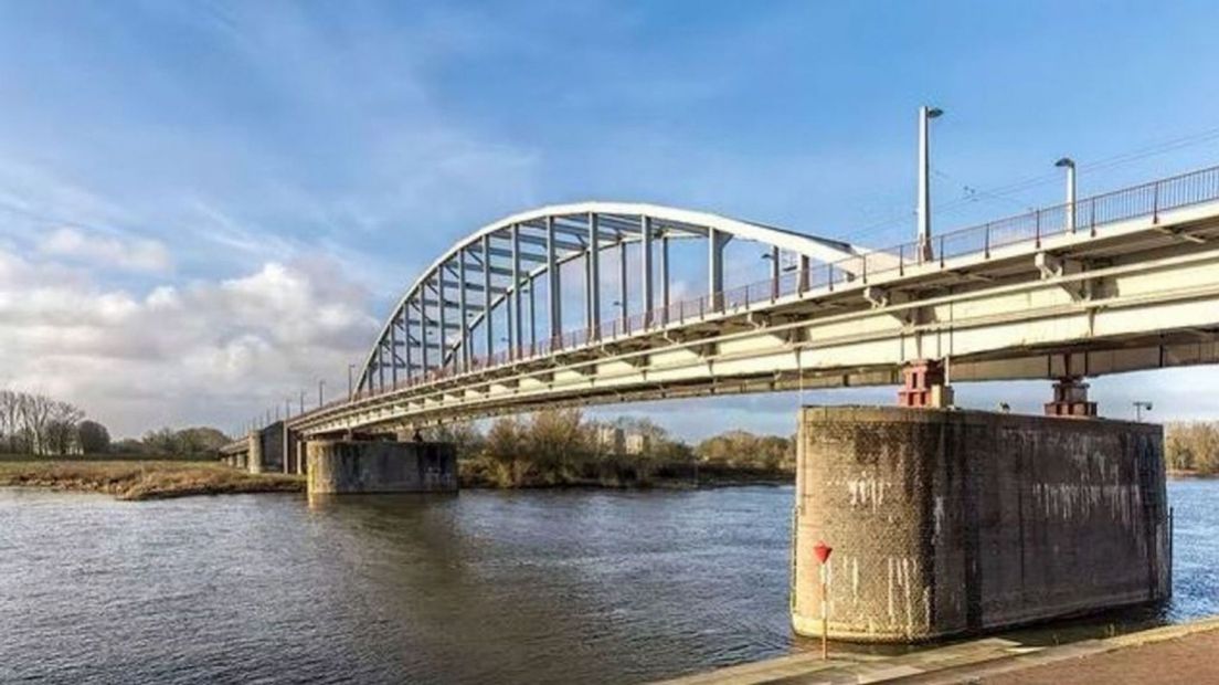 De wereldberoemde brug is weer open voor het verkeer.