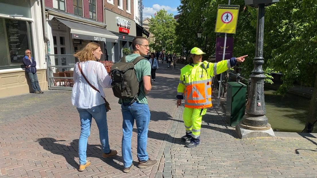 Verkeersregelaar wijst mensen de weg in Utrecht