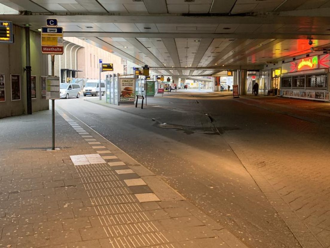 Lege bussen en haltes op Zuidplein: 'Het is even een rare wereld