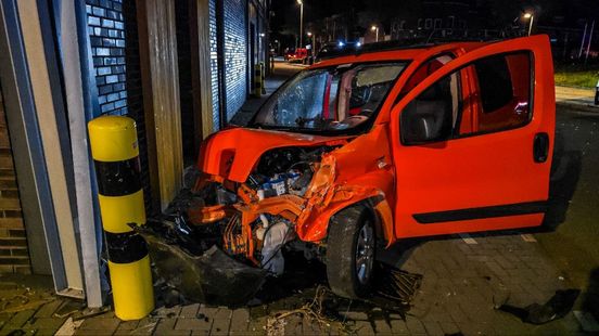 Flinke schade bij aanrijding in Enschede, bestuurder aangehouden. Flinke schade bij aanrijding in Enschede, bestuurder aangehouden.
