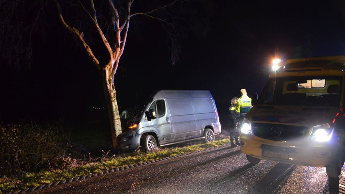 De bestelbus is op de boom gebotst