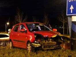 Auto tot stilstand op rotonde in Borger