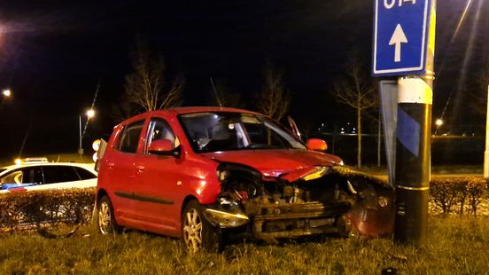 Autorace eindigt in ongeval op rotonde, bestuurder onder invloed. Autorace eindigt in ongeval op rotonde, bestuurder onder invloed.