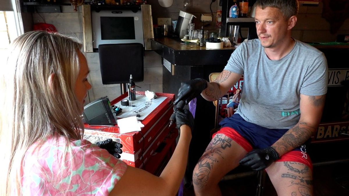 Sjaan op de baan: Sjaan zet TT-tattoo en struint camping af
