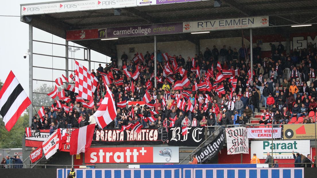 FC Emmen-fans (Rechten: Gerrit Rijkens)