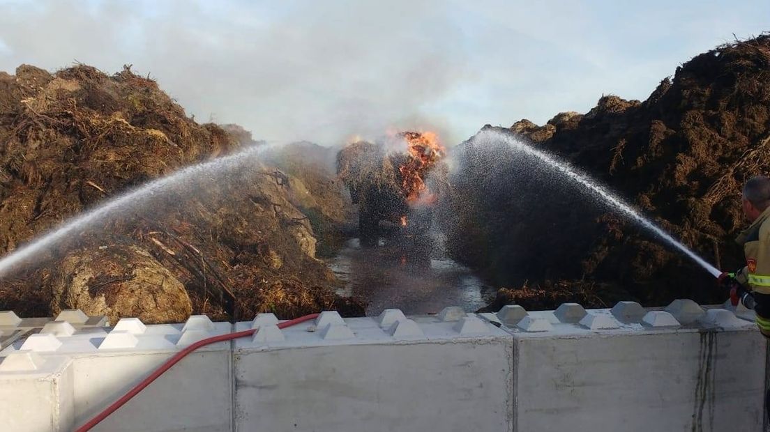 Brand in composthoop Schoondijke laait opnieuw op