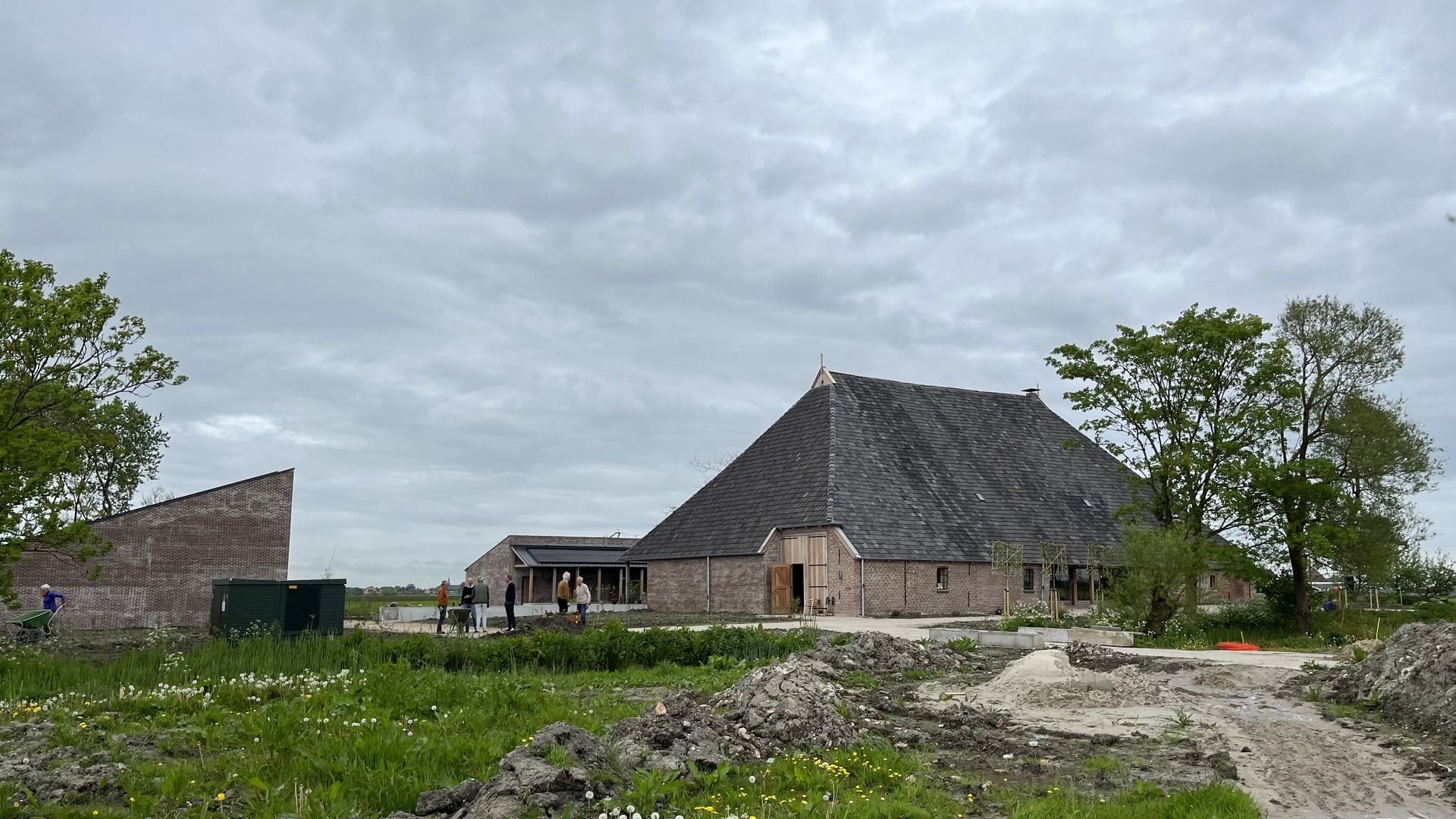 Nijkleaster staat midden in een weiland bij Hijlaard