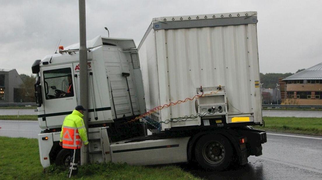 Vrachtwagen geschaard op A1