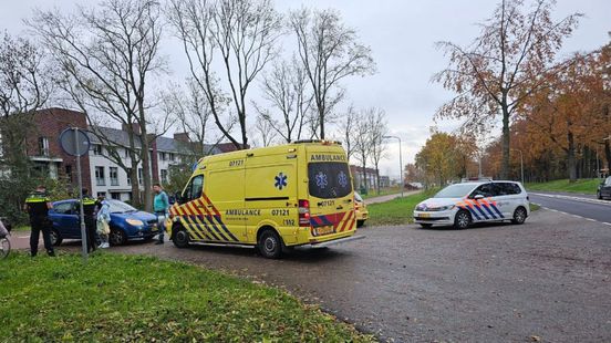 Rijdende auto vliegt in de fik • fietsster gewond na aanrijding. Rijdende auto vliegt in de fik • fietsster gewond na aanrijding.