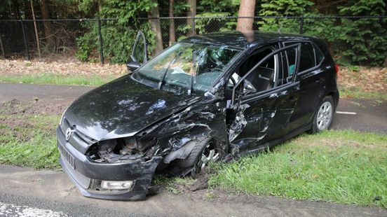 Veel schade na botsing • aanhoudingen om vuurwapens. Veel schade na botsing • aanhoudingen om vuurwapens.