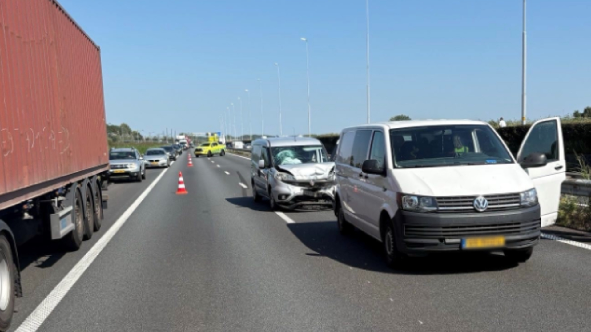 Ongeluk met twee autos op snelweg, flinke vertraging.
