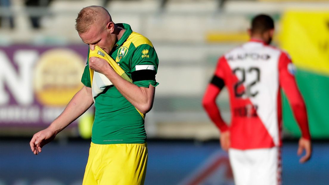 Tom Beugelsdijk heeft zijn tweede gele kaart van de middag gekregen: rood 