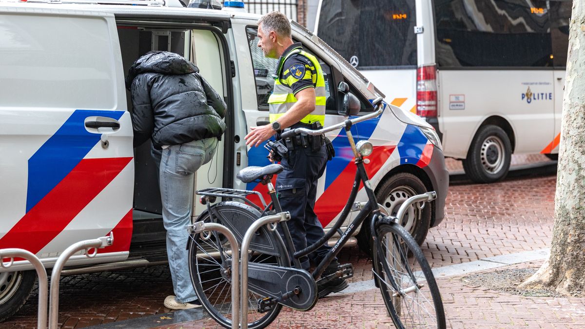 Meerdere FC Twente-supporters aangehouden in Leeuwarden | Motorrijder overleden bij botsing Nijewier