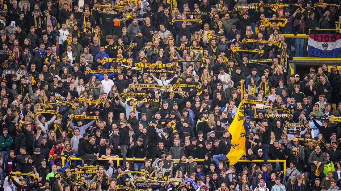 Vitesse-supporters in stadion GelreDome.