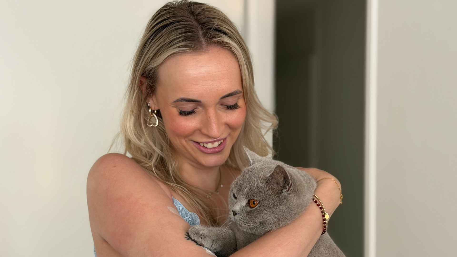 De kat van Demi biedt haar veel troost