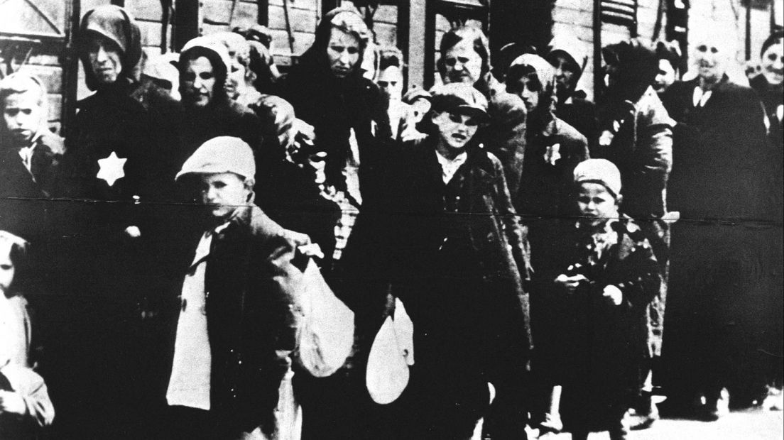 Ter illustratie een foto van joodse mensen die gedeporteerd worden naar Auschwitz
