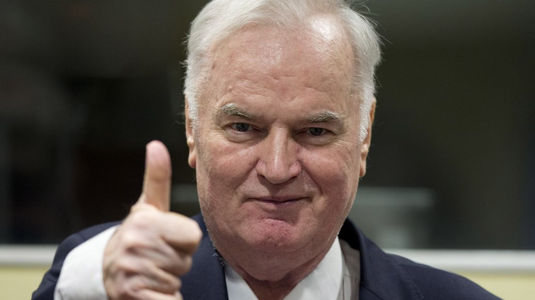 Mladic steekt duim op tijdens de zitting.