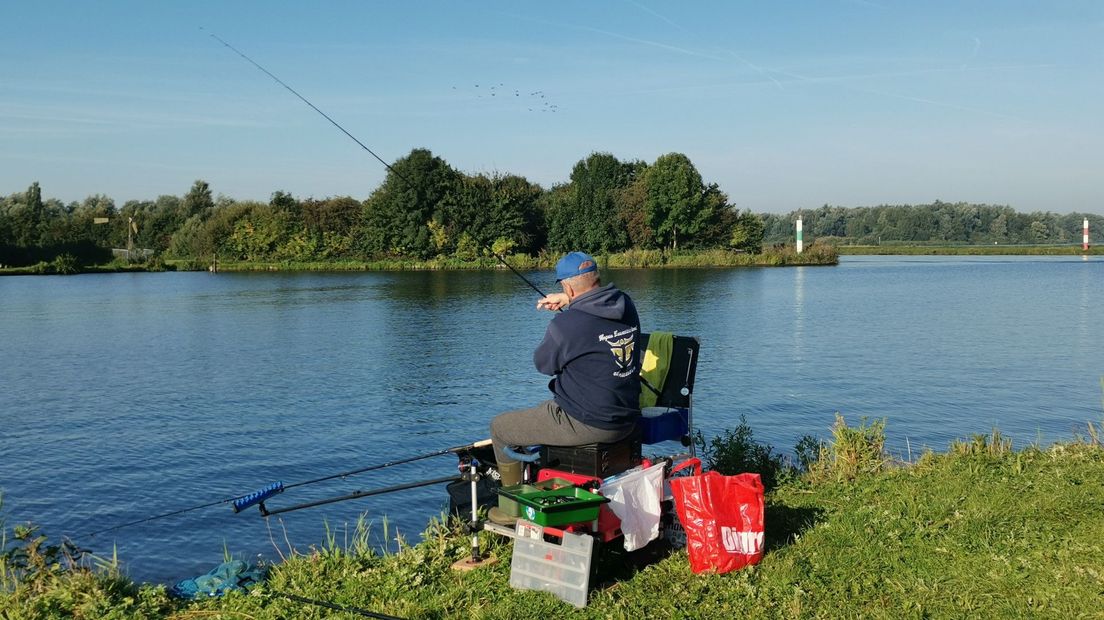 Een visser in de vroege ochtend, voor de drukte op de Kaag