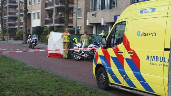 Persoon overlijdt op straat, mogelijk na steekpartij