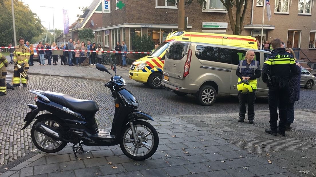 Bij een aanrijding in Arnhem is dinsdagmiddag een scooterrijder onder een busje terechtgekomen. De brandweer moest het slachtoffer eronder vandaan halen.