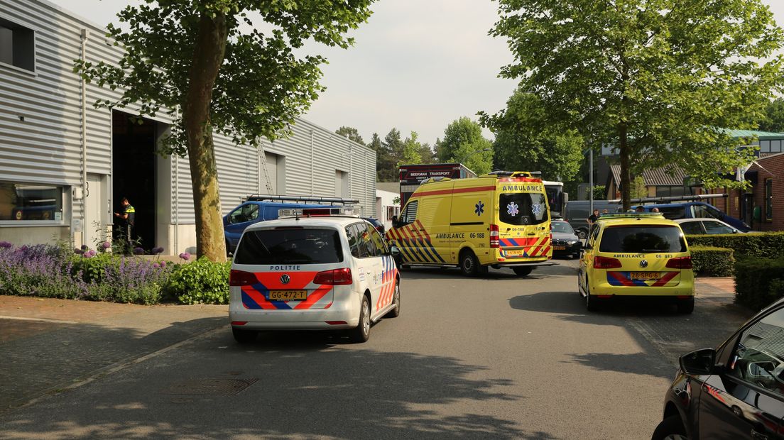 Bij een bedrijf op het industrieterrein aan de Voltweg in Nunspeet is maandagmiddag een ongeval gebeurd. Daarbij is een 41-jarige man om het leven gekomen, meldt de politie.