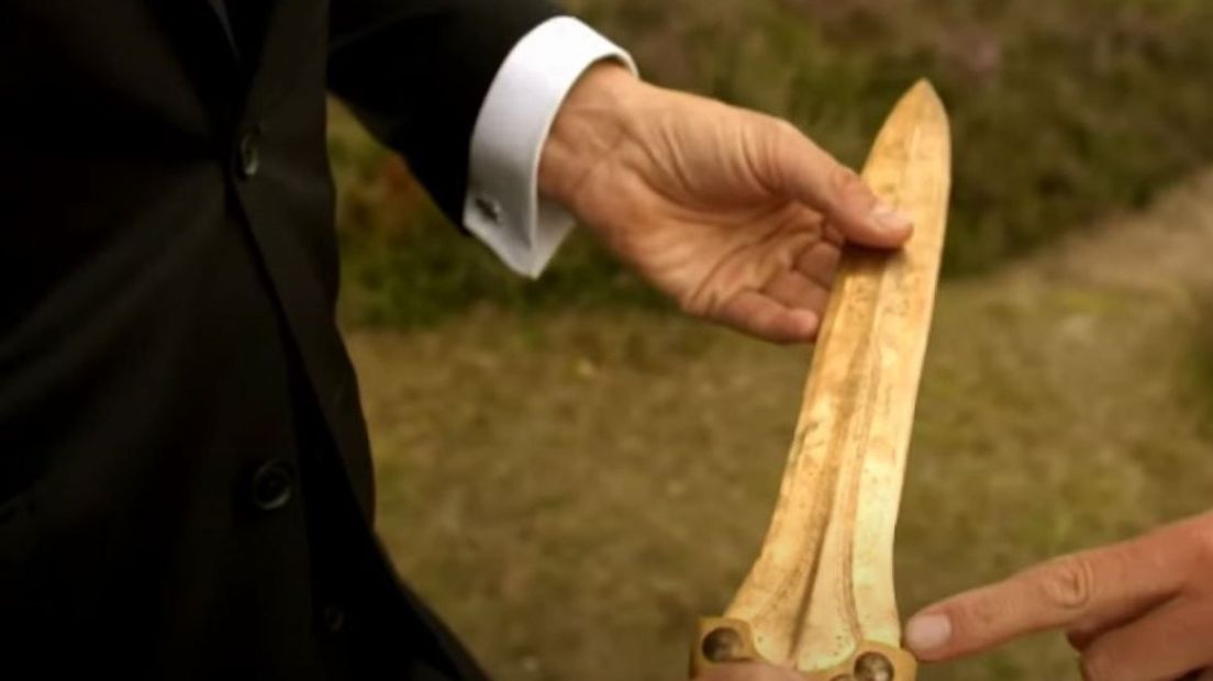 Een (replica) van een zwaard van brons dat op de Veluwe werd gevonden.