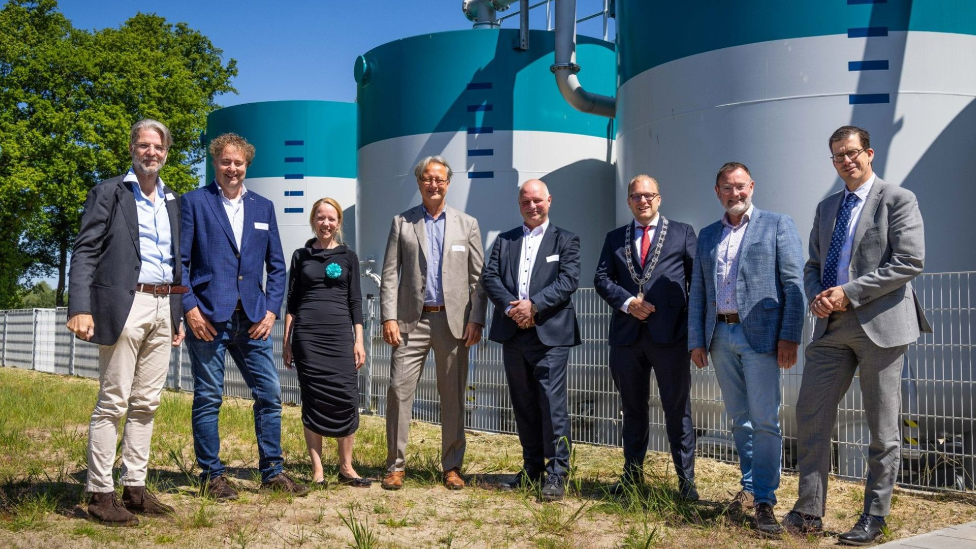 Bestuurders en deskundigen uit de Achterhoek bij de nieuwe rioolwaterzuivering.