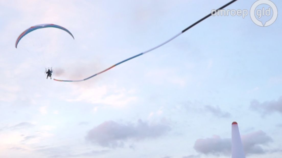 Vrienden van de omgekomen paramotorpiloot Ewout de Vries willen vanavond, als het weer het toelaat, samen vliegen om hem te eren. De Vries verongelukte vorige week in Zeewolde.