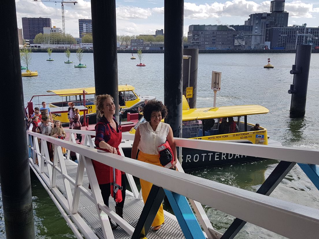 Per watertaxi komen ze aan