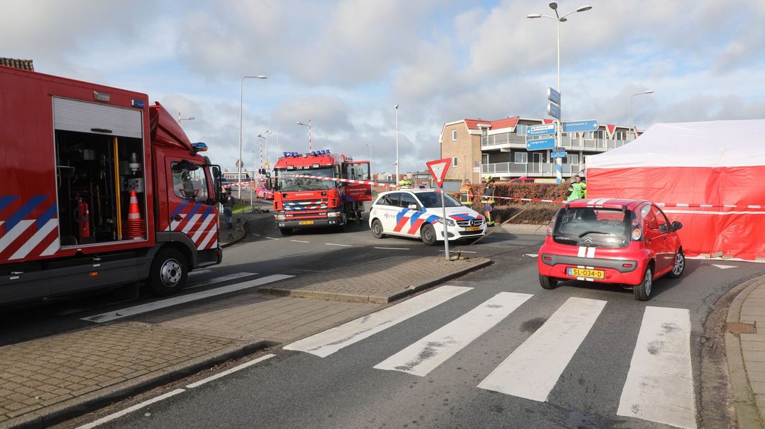 Veel hulpdiensten na fataal ongeluk op rotonde in Ter Aar