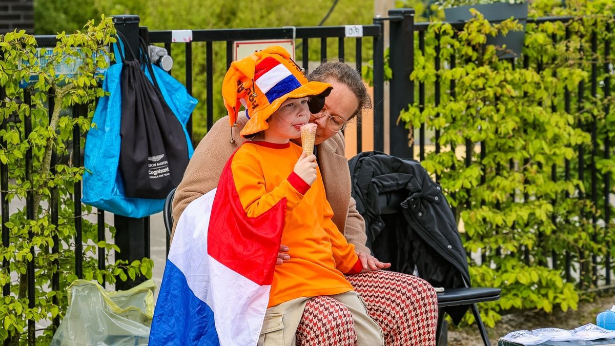 Groningen viert Koningsdag: Drukte in Stad en Loppersum en onze Femke bij de koning in Dokkum