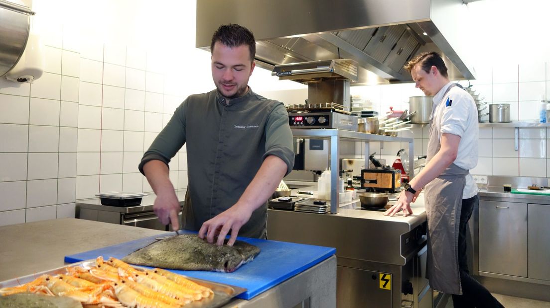 Tommy Janssen in de keuken van Maeve.