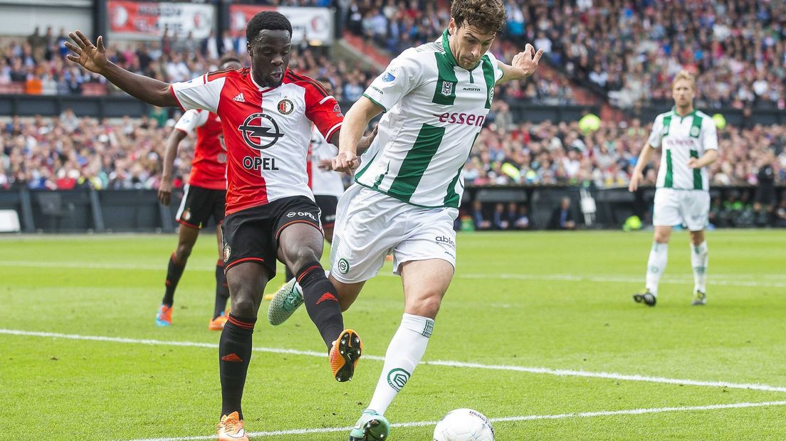 Elvis Manu namens Feyenoord in duel met FC Groningen-verdediger Eric Botteghin in 2014
