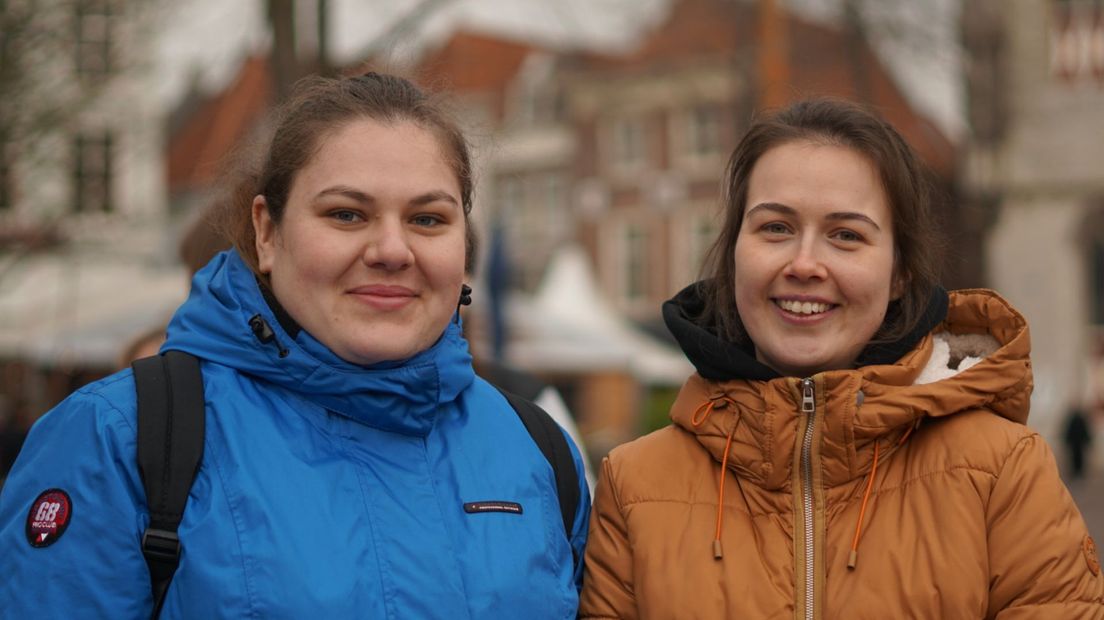 Daria Popova (r) en de vriendin waarmee ze naar Nederland is gevlucht