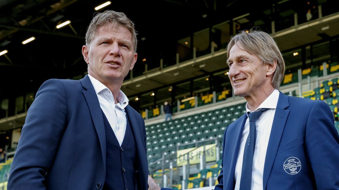 ADO-trainer Fons Groenendijk (links) en Willem II-trainer Adrie Koster (rechts)