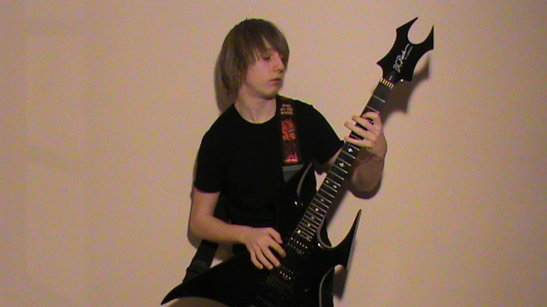 Cézary met zijn favoriete metal-gitaar