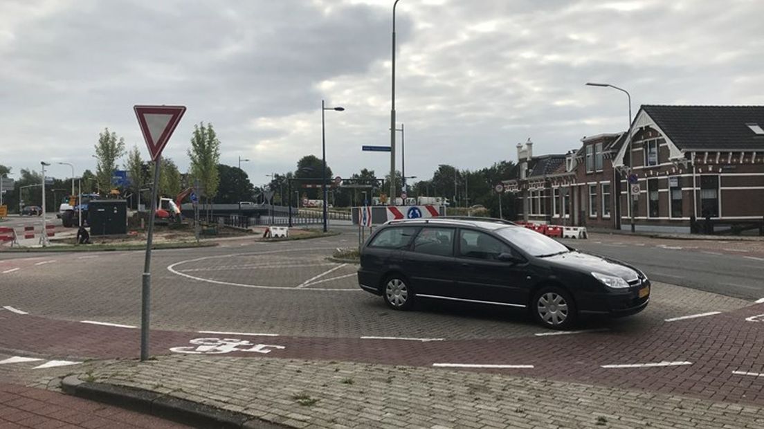 De tijdelijke rotonde in de Rolderstraat (Rechten: RTV Drenthe/Margriet Benak)