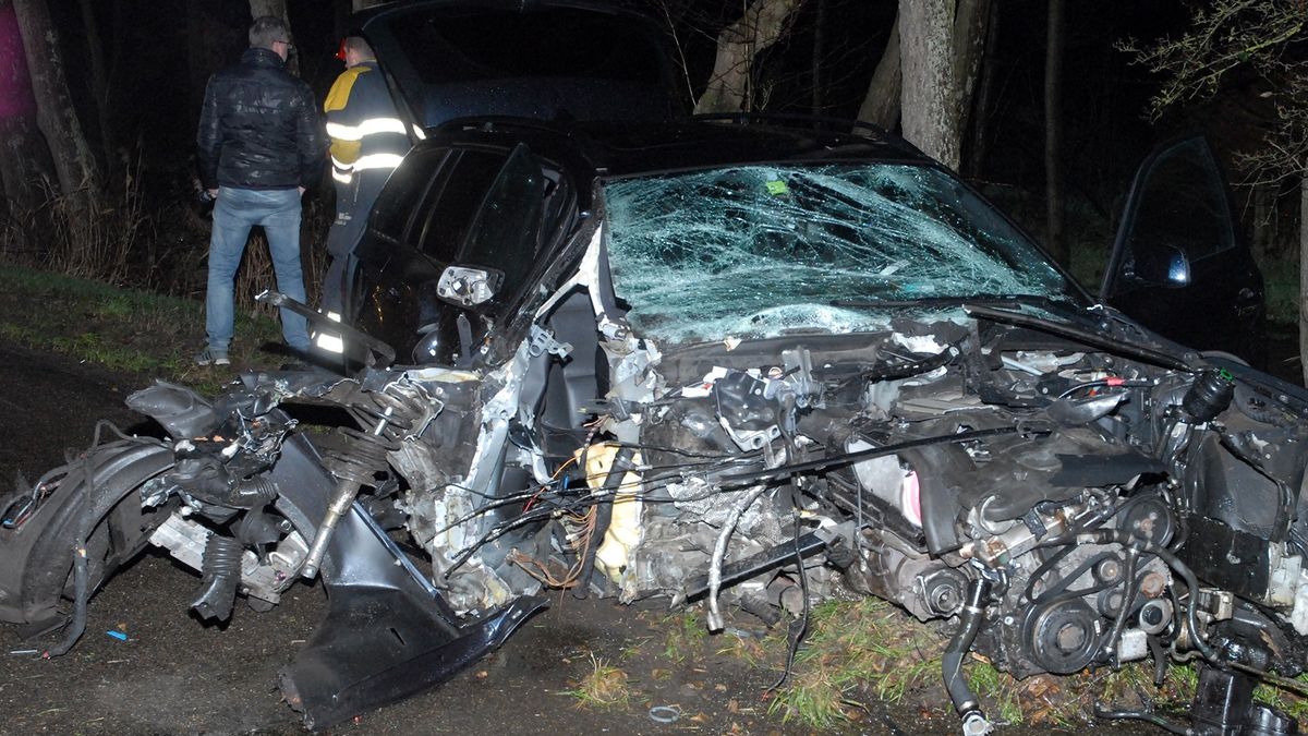 Automobilist gewond na botsing tegen boom (update)