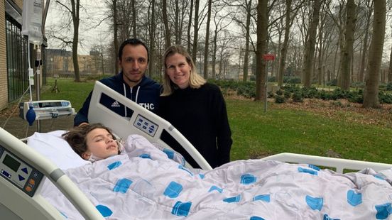 Evi (11) overleeft levensbedreigende darmdraaiing, gezin organiseert padeltoernooi