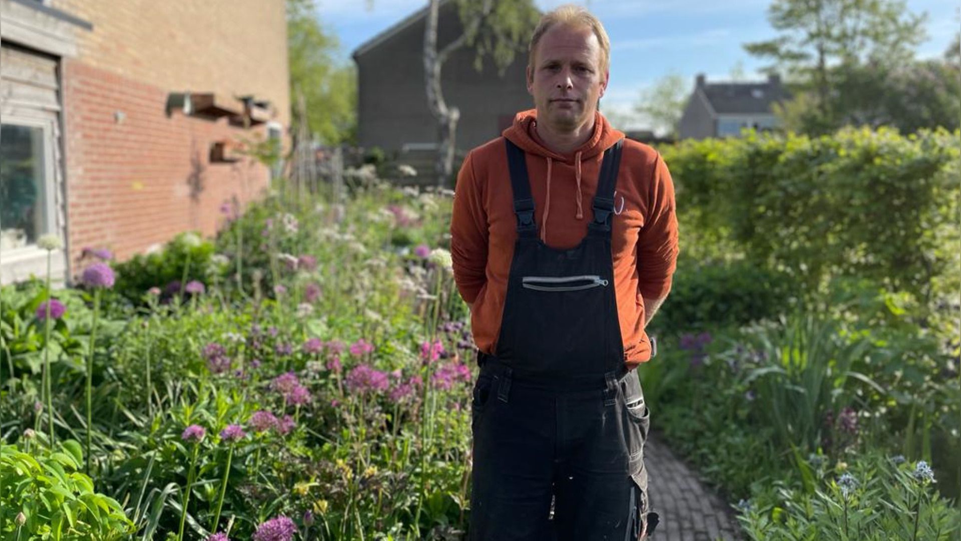 Klaas van der Heide yn syn tún